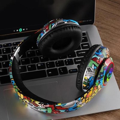Casque audio enfant multicolore sur clavier