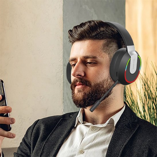 Homme portant casque audio sans fil noir