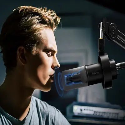 Créateur enregistrant avec le microphone USB DynamicMicrophone™ noir – Son professionnel et design premium – Streaming Univers