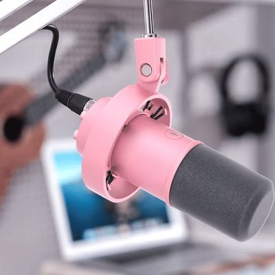Microphone USB DynamicMicrophone™ rose suspendu sur bras articulé dans un studio d’enregistrement – Streaming Univers