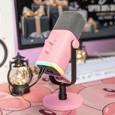 Microphone USB RGB rose sur bureau de streaming avec décor lumineux et clavier blanc – Streaming Univers