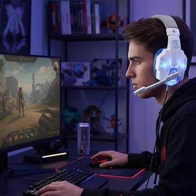 Adolescent portant casque gaming filaire