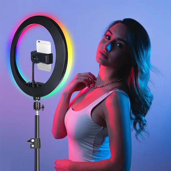 Anneau lumineux RGB offrant un éclairage coloré pour créateurs de contenu.