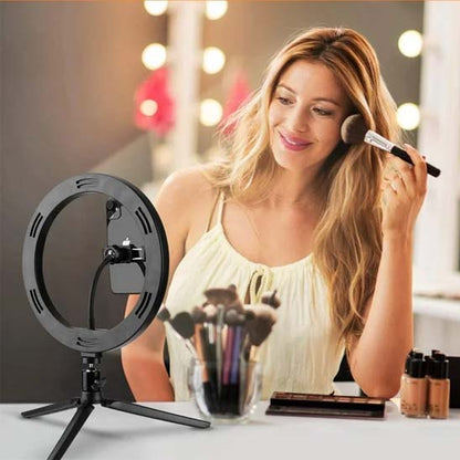 Femme se maquillant avec un anneau lumineux pour un éclairage parfait.