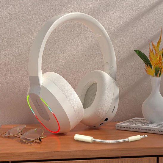 Casque audio sans fil blanc sur bureau​
