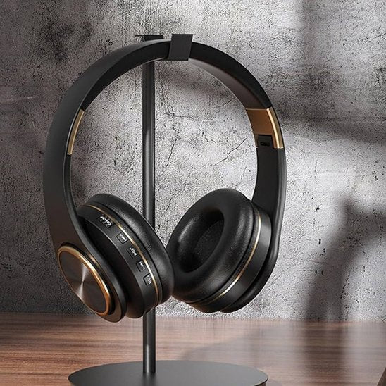 Casque audio sans fil suspendu sur un support mural
