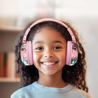 Enfant souriante portant casque audio rose