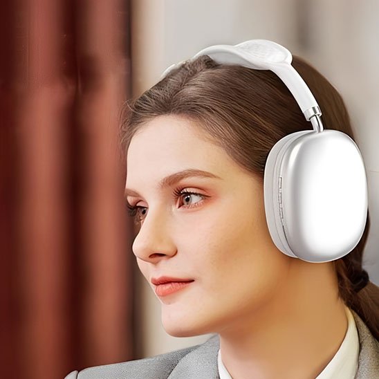 Femme avec casque audio blanc profil