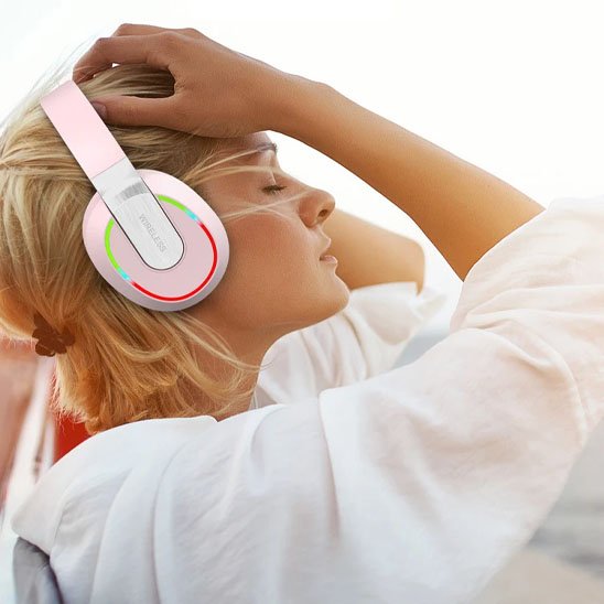 Femme avec casque Bluetooth rose