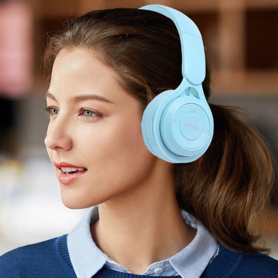 Femme portant un casque audio sans fil bleu en intérieur