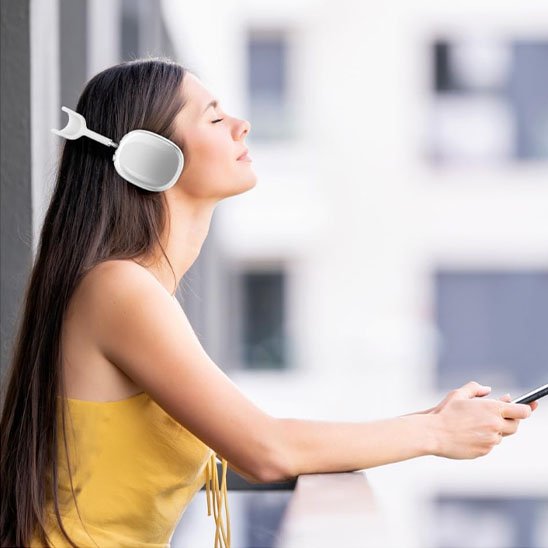 Femme utilisant casque audio à l’extérieur