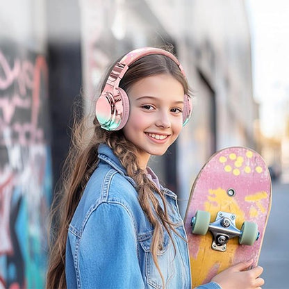 Fillette avec casque audio rose en extérieur