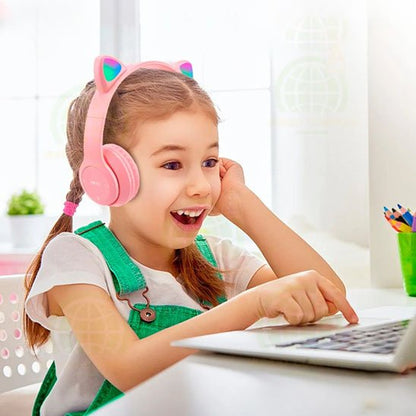 Fillette avec casque Bluetooth rose sur tablette