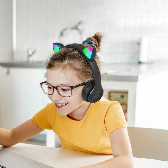 Fillette avec casque noir et micro