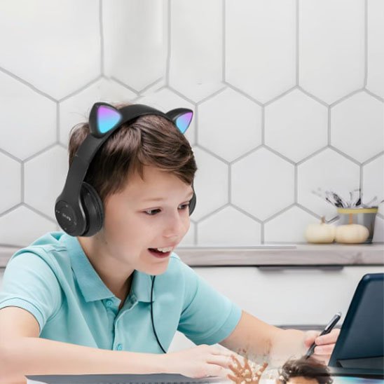 Garçon utilisant casque Bluetooth sur tablette