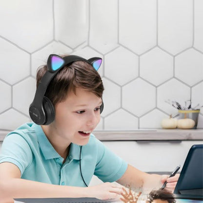 Garçon utilisant casque Bluetooth sur tablette