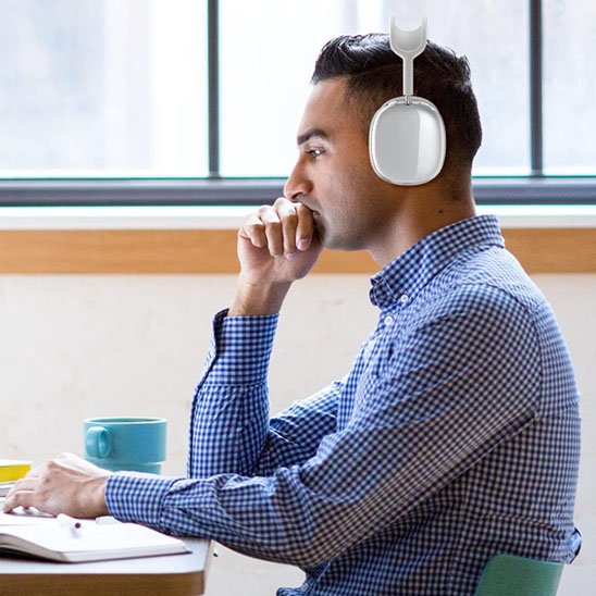 Homme en réunion avec casque audio blanc