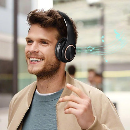 Homme portant un casque audio sans fil en extérieur