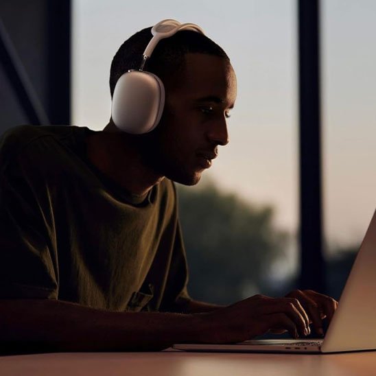 Homme utilisant casque audio en soirée