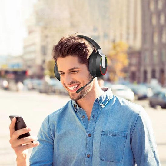Homme utilisant casque sans fil avec smartphone