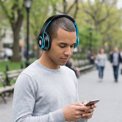 Homme utilisant un casque Bluetooth en marchant à l’extérieur