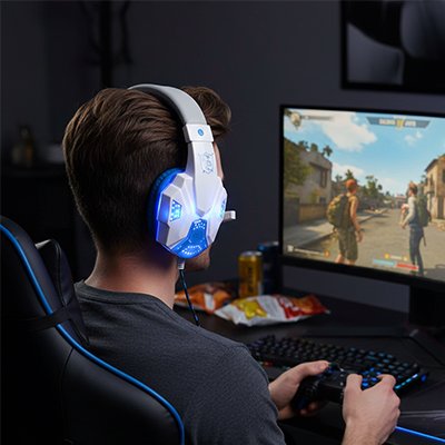 Joueur avec casque gaming filaire lumineux