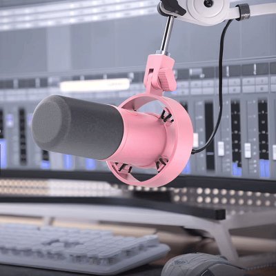 Microphone USB DynamicMicrophone™ rose installé sur bras articulé dans un studio audio – Streaming Univers