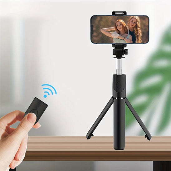 Perche à selfie noire avec télécommande Bluetooth sans fil, idéale pour capturer des photos entre amis ou enregistrer des vidéos à distance.