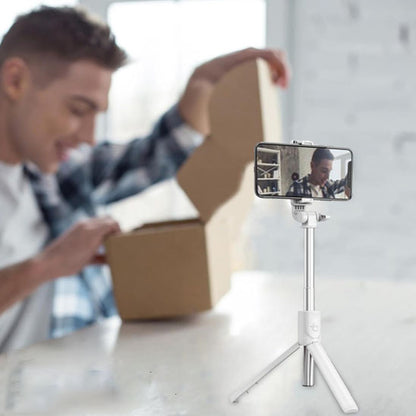 Perche à selfie blanche avec support pour téléphone, idéale pour filmer le déballage de produits, le vlogging ou la création de contenu à la maison.