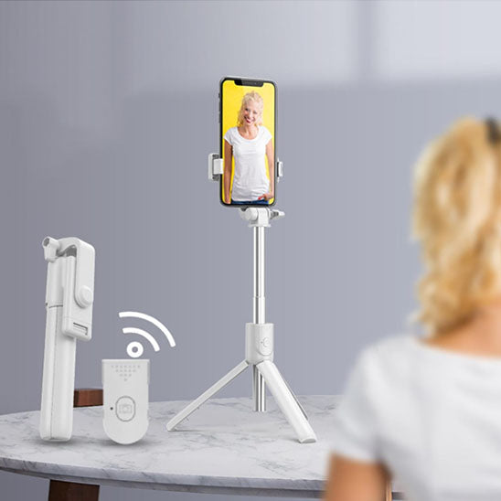 Perche à selfie blanche pliable avec télécommande Bluetooth, idéale pour selfies, vidéos et streaming depuis un téléphone portable.