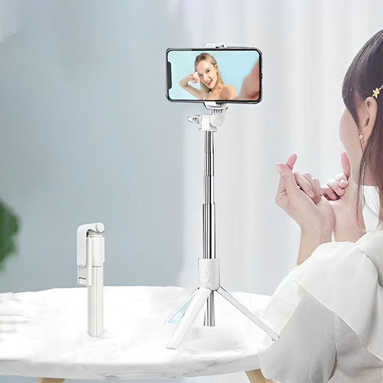 Perche à selfie blanche avec support extensible pour téléphone, parfaite pour selfies, tutoriels beauté et appels vidéo à la maison.