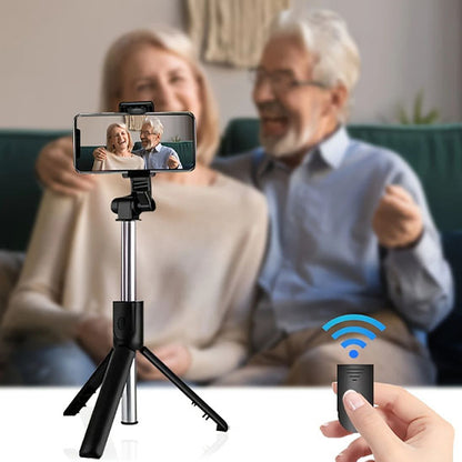 Perche à selfie noire avec télécommande Bluetooth, parfaite pour prendre des photos ou vidéos en couple à la maison.
