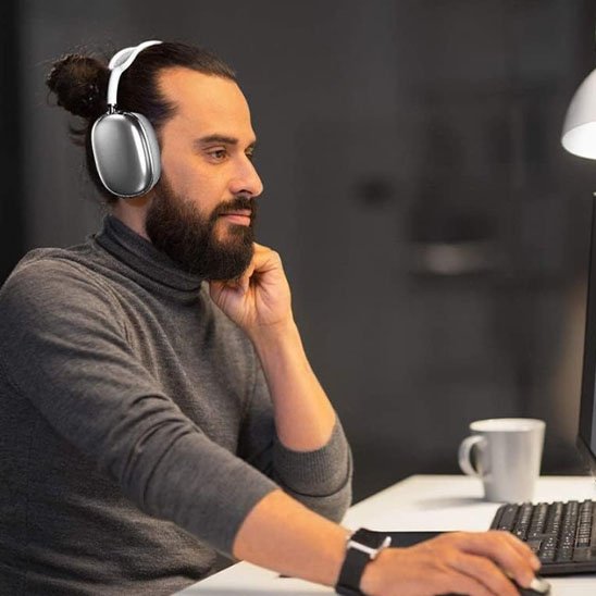 Professionnel portant casque audio au bureau