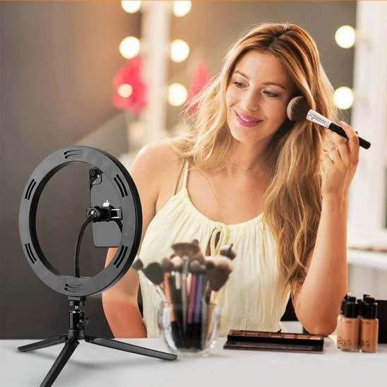 Femme utilisant une ring light pour se maquiller