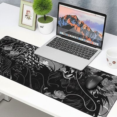 Sous main bureau dragon noir avec ordinateur