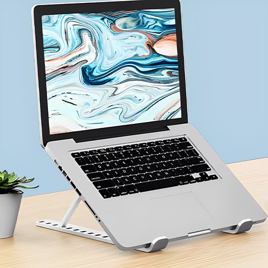 Support ordinateur portable Antidérapant en Aluminium Ventilé à côté d'une plante