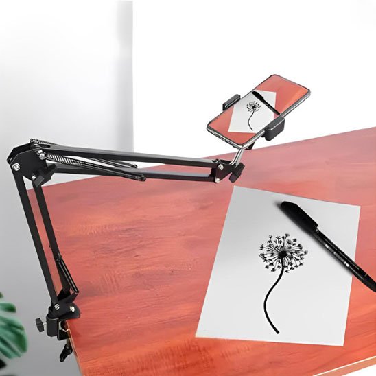 Support articulé pour téléphone fixé à un bureau en bois, filmant un dessin de fleur en noir et blanc vu de dessus