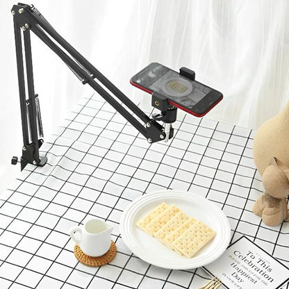 Support articulé pour téléphone fixé à une table, capturant une vue de dessus d’un plat avec biscuits, tasse de lait et peluche décorative
