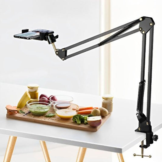 Support articulé fixé à une table tenant un téléphone pour filmer une préparation culinaire vue de dessus